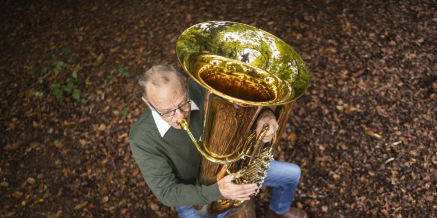 Der Zürcher Tubaspieler Bruno Puricelli spielt gerne draussen. Das gefällt nicht allen - Nachbarn beschwerten sich, am Dienstag stand er vor Gericht.