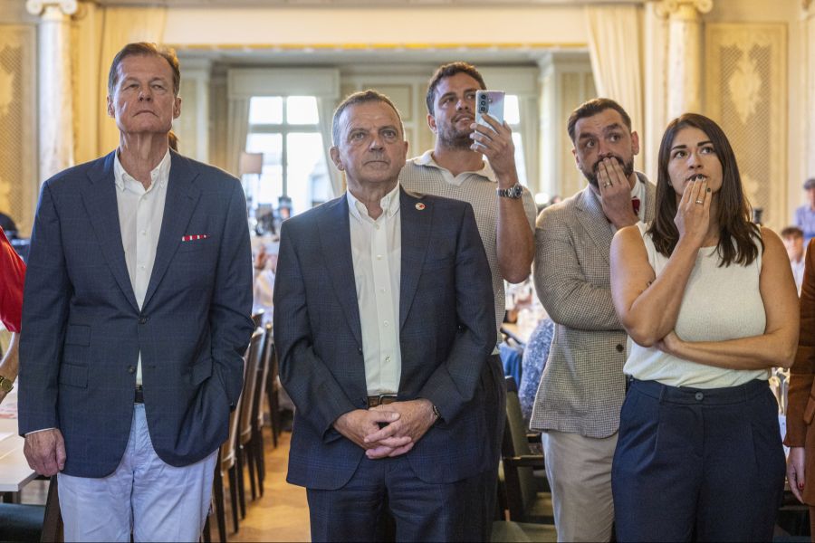 Hier wartet unter anderem Walter Wobmann, Präsident des Pro-Komitees, auf die Wahlresultate.