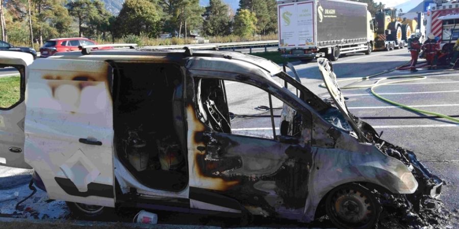 Ein Auto ist am Freitag bei Zizers GR auf einem Autobahn-Rastplatz komplett ausgebrannt.
