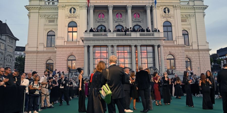 Zuschauer warten vor dem Opernhaus auf Einlass für das 22. Zurich Film Festival.