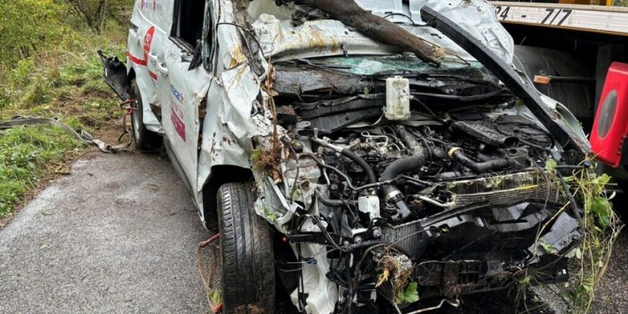 Das Auto sah nach dem Unfall im Jura sehr mitgenommen aus, der Fahrer erlitt jedoch nur leichte Verletzungen.