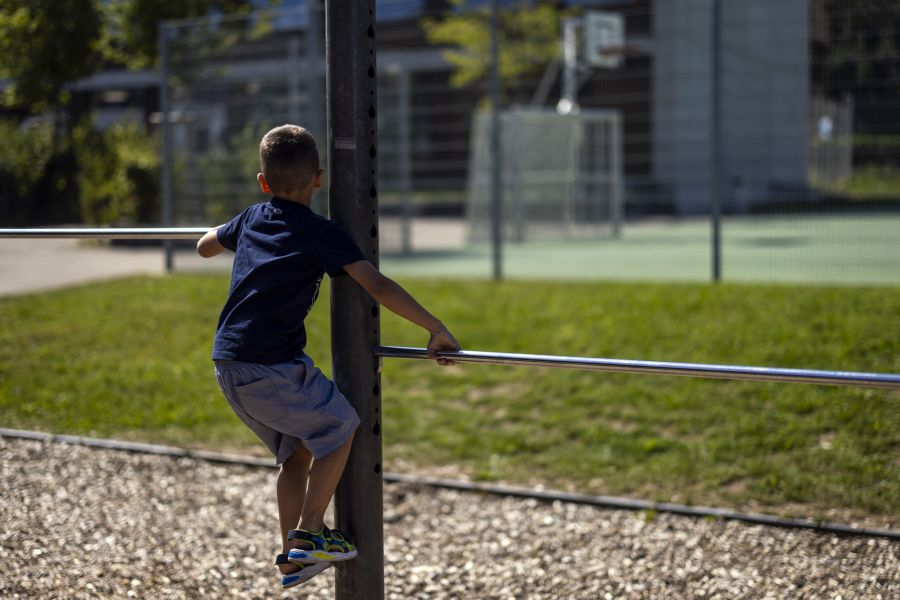 Jungen bewegen sich durchschnittlich mehr als Mädchen.