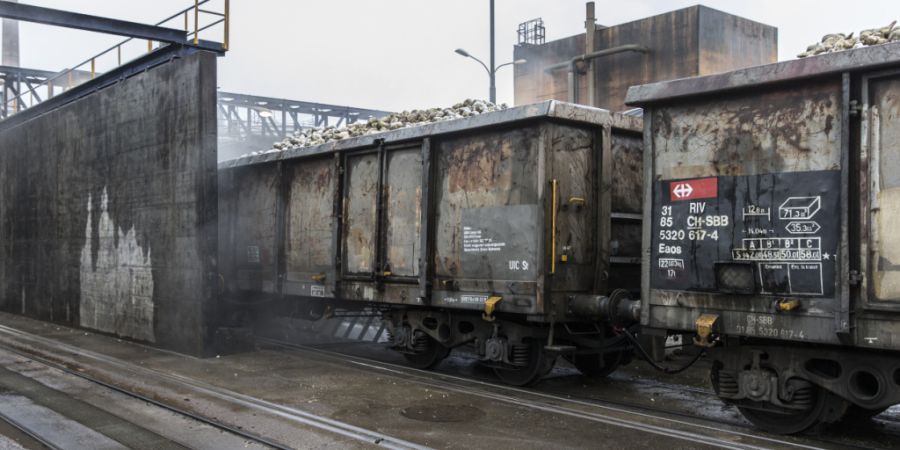 Der Rangierarbeiter starb, als er zwischen zwei Güterwagen eingeklemmt wurde. (Symbolbild)