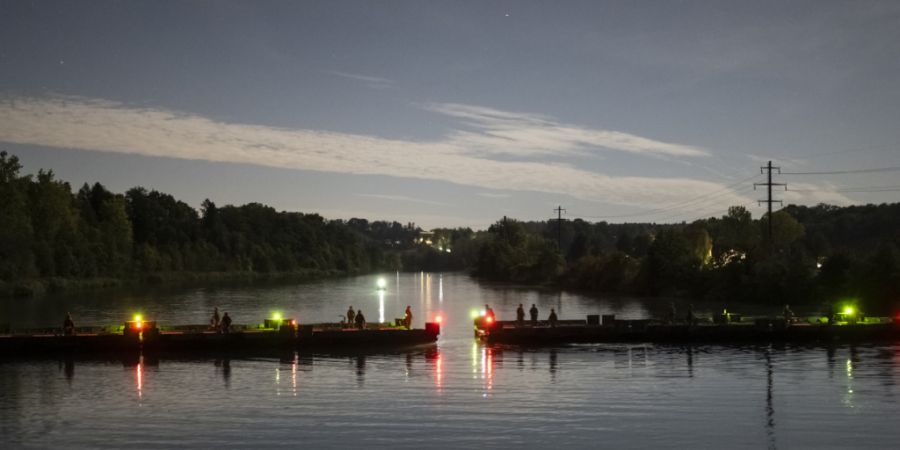 Im Dunkeln bahnen sich die Armeeangehörigen den Weg über die Aare. Mit dem Überwinden der Schwimmbrücke in Berken BE sind die Truppen ihrem Ziel im Kanton Thurgau einen Schritt näher.
