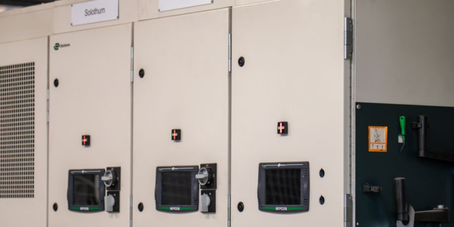 Der RBS hat in der Nähe des Bahnhofs Lohn-Lüterkofen in der Gemeinde Bätterkinden einen Energiespeicher in Betrieb genommen.