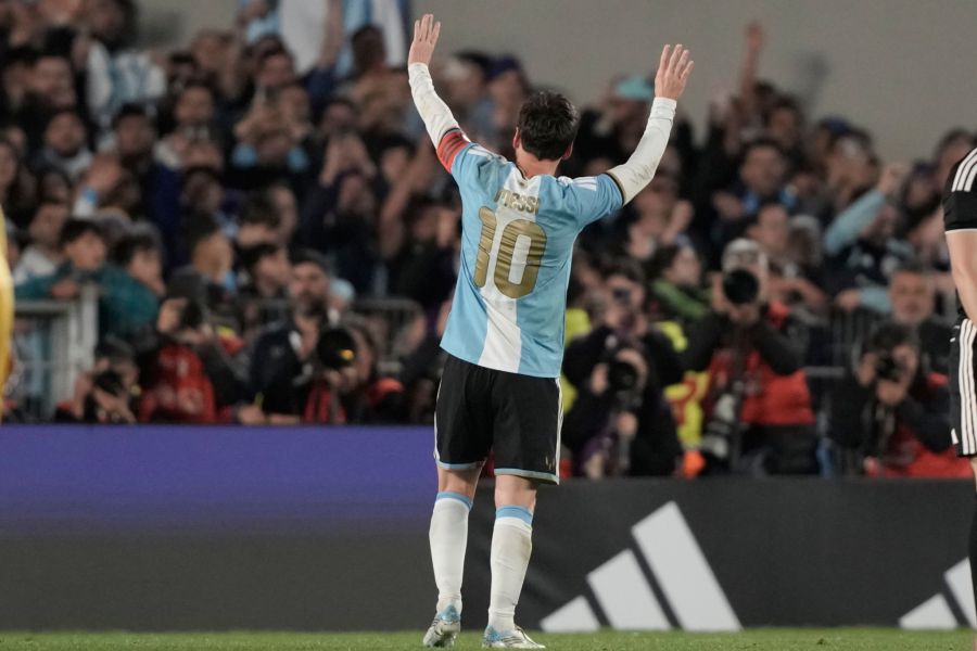 Auch die Fans in Buenos Aires würdigen Lionel Messi bei seinem Abschiedsauftritt.