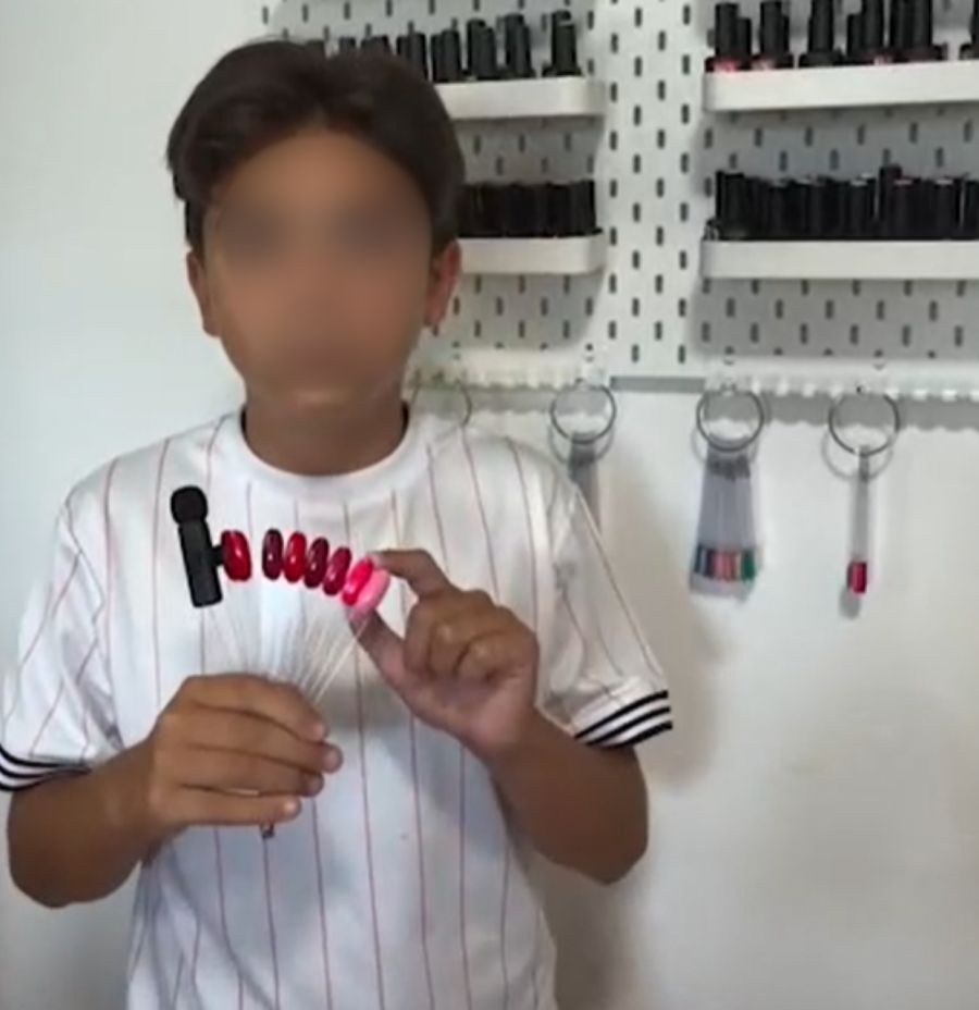 Dieser Bub macht Werbung für den Fusspflegesalon seiner Mutter im Kanton Solothurn.