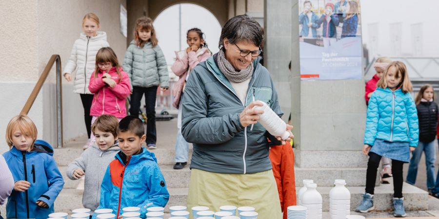 Ein Becher Milch sorgt für Diskussionsstoff