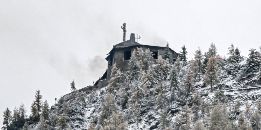 dpatopbilder - Das durch einen Brand schwerbeschädigte Kehlsteinhaus. Foto: Jason Tschepljakow/dpa