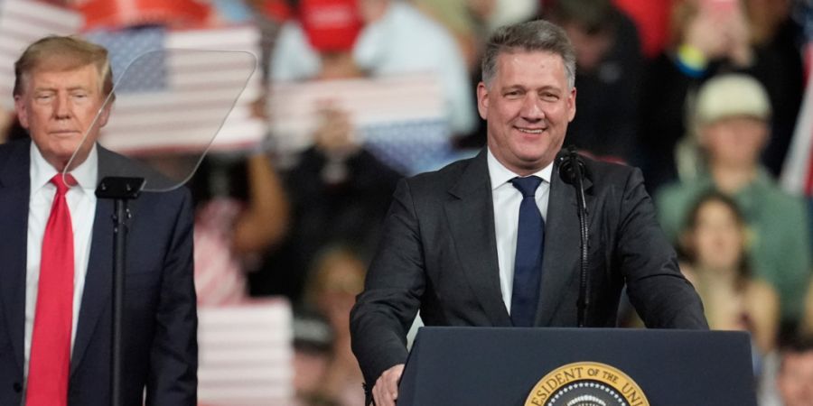 US-Präsident Donald Trump rief Audi-Chef Gernot Döllner auf die Bühne, der Trump vor den US-Parlamentswahlen wiederum für dessen Unterstützung dankte.