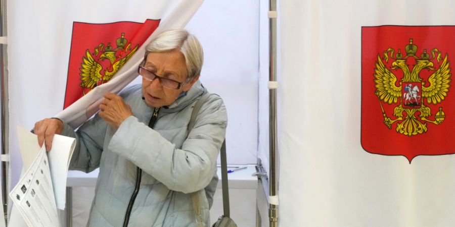 Eine Wählerin verlässt während der Parlamentswahlen in Podolsk in der Region Moskau eine Wahlkabine. Foto: Pavel Bednyakov/AP/dpa