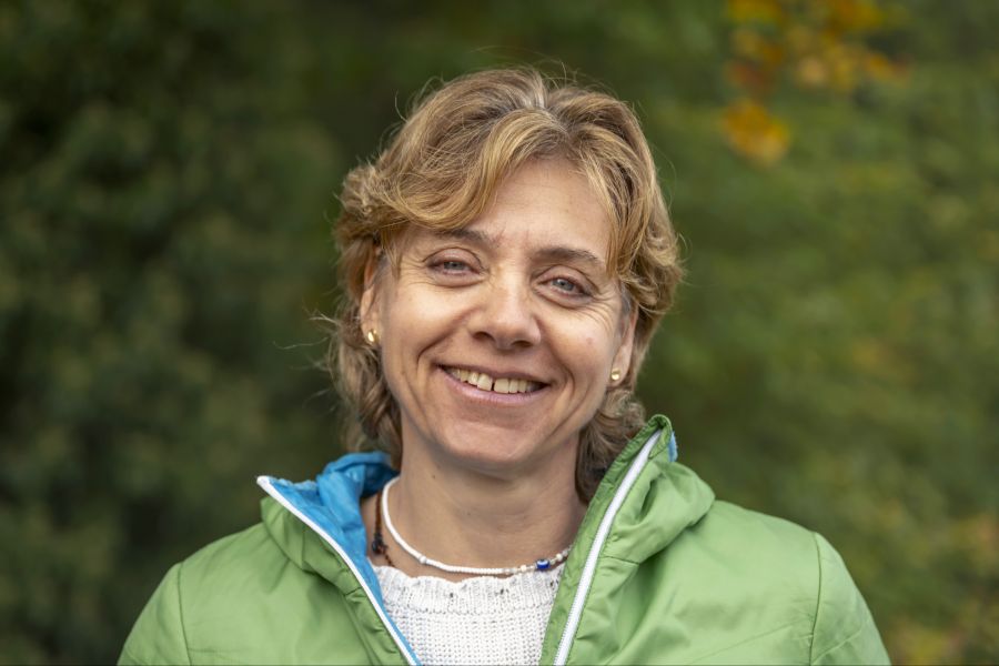 Dort trifft er unter anderem auf die Gemeindepräsidentin von Riehen, Christine Kaufmann.