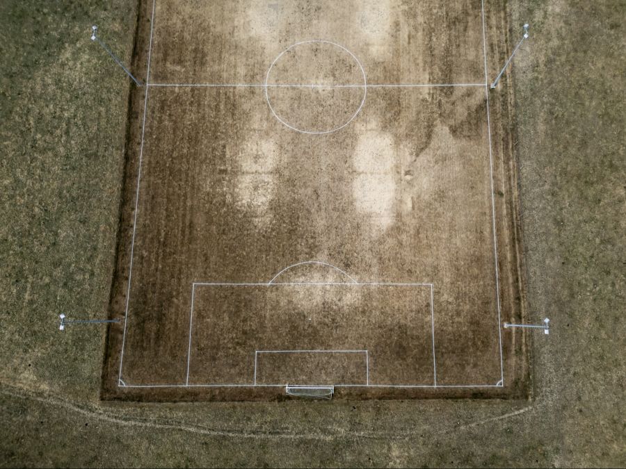 Ein Fussballfeld im Kanton Freiburg als Symbol für die Trockenheit in der Schweiz.