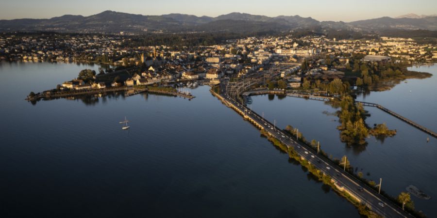 Blick auf Rapperswil-Jona SG und den Seedamm: Die St. Galler Regierung sieht von disziplinarrechtlichen Schritten gegen einen Stadtrat ab. (Archivbild)