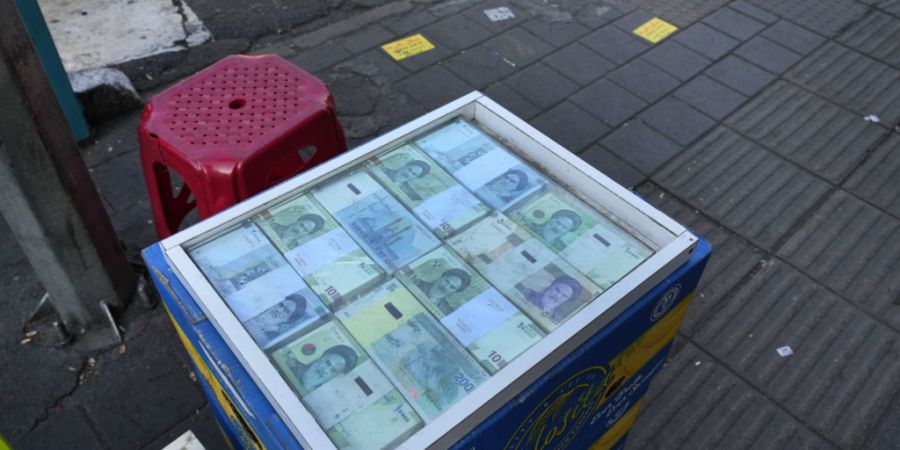 ARCHIV - Iranische Banknoten werden von einem Geldwechsler auf dem Ferdowsi-Platz, Teherans wichtigstem Treffpunkt für den Geldwechsel, in der Innenstadt von Teheran ausgestellt. Foto:...