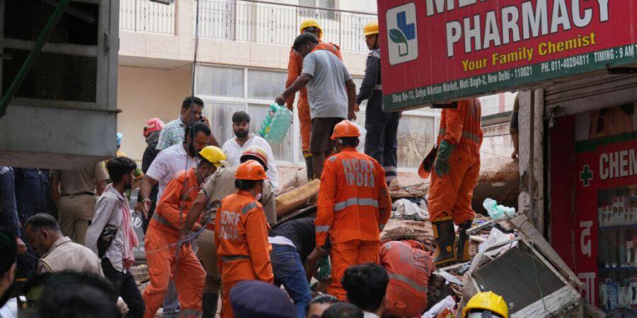 Rettungskräfte suchen in Neu-Delhi unter den Trümmern eines eingestürzten Gebäudes nach Überlebenden. Foto: Rajesh Kumar Singh/AP/dpa