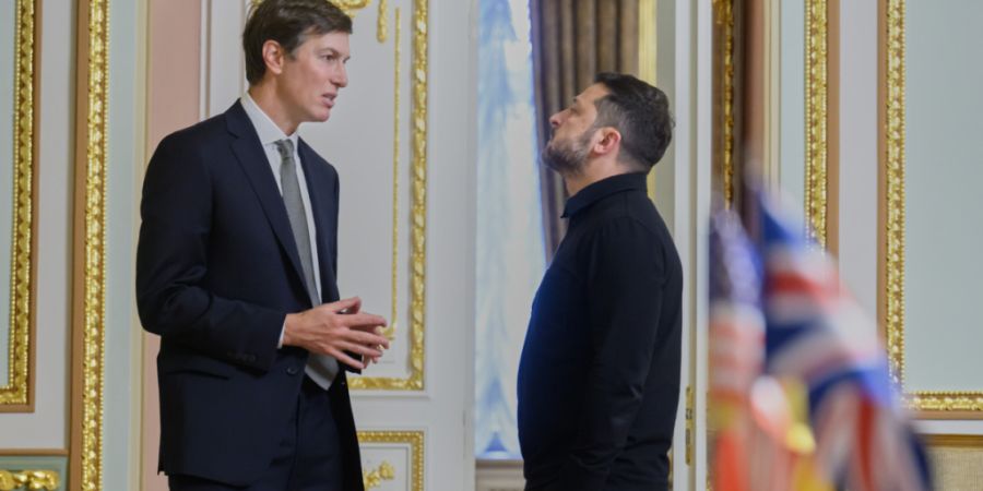HANDOUT - Der ukrainische Präsident Wolodymyr Selenskyj (r) spricht im Marienpalast in Kiew mit Jared Kushner, dem Gesandten des US-Präsidenten Trump. Foto: -/Ukrainian Presidential P...