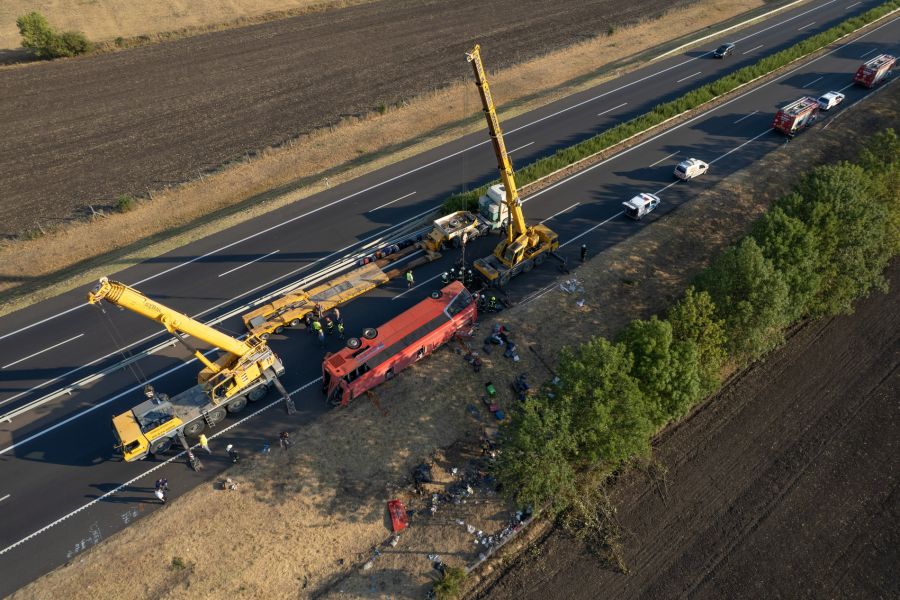 Der Bus war auf der Autobahn M3 bei Mezökeresztes, etwa 140 Kilometer östlich von Budapest, von der Fahrbahn abgekommen.