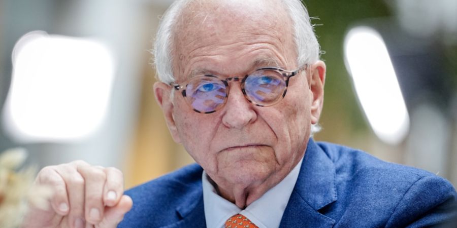 ARCHIV - Wolfgang Ischinger, Leiter der Münchner Sicherheitskonferenz (MSC), spricht mit Mitarbeitern vor der Pressekonferenz in der Bundespressekonferenz. Foto: Kay Nietfeld/dpa