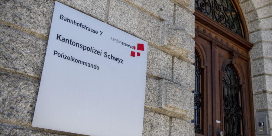 Die Kantonspolizei Schwyz weist darauf hin, dass Betrugsdelikte nicht nur online stattfinden. (Archivaufnahme)