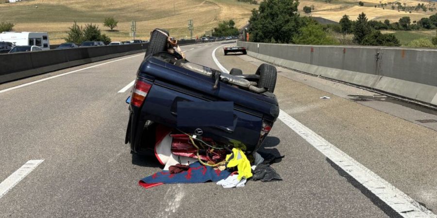 Der Oldtimer erlitt beim Selbstunfall auf der A2 bei Arisdorf BL einen Totalschaden.