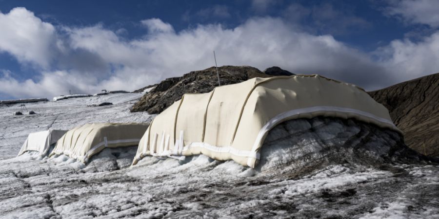 Schafwolle statt Plastik: Der Versuch mit dem Namen «Keep it Wool» auf einem Waadtländer Gletscher zeigt, dass das Naturmaterial die Eisschmelze in gleichem Masse bremst wie herkömmli...