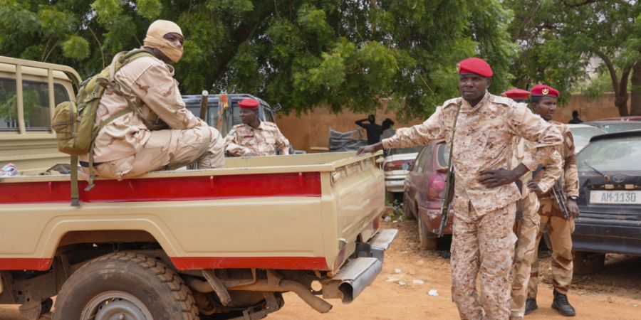 ARCHIV - Nigrische Nationalgardisten in der Hauptstadt Niamey. In Niamey ist es in der Nacht zu Schüssen und Explosionen gekommen. Foto: Sam Mednick/AP/dpa (Archivbild)