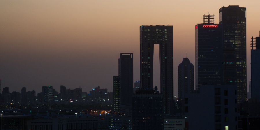 ARCHIV - Die aufgehende Sonne färbt den Himmel hinter der Skyline von Kuwait-City rötlich. Foto: Soeren Stache/dpa