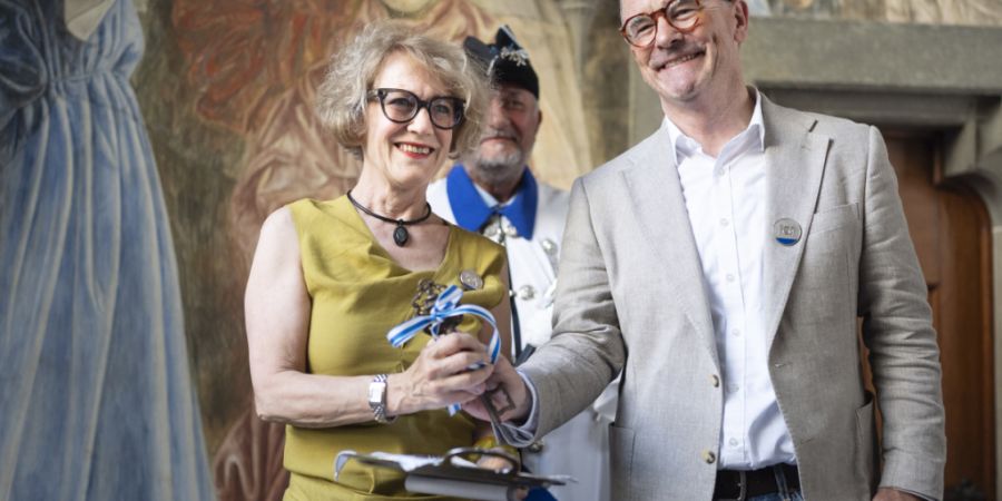 Der neu gewählte Zürcher Stadtpräsident Raphael Golta (r.) hat am Dienstag von seiner Vorgängerin Corine Mauch symbolisch den Schlüssel zu seinem neuen Büro erhalten.