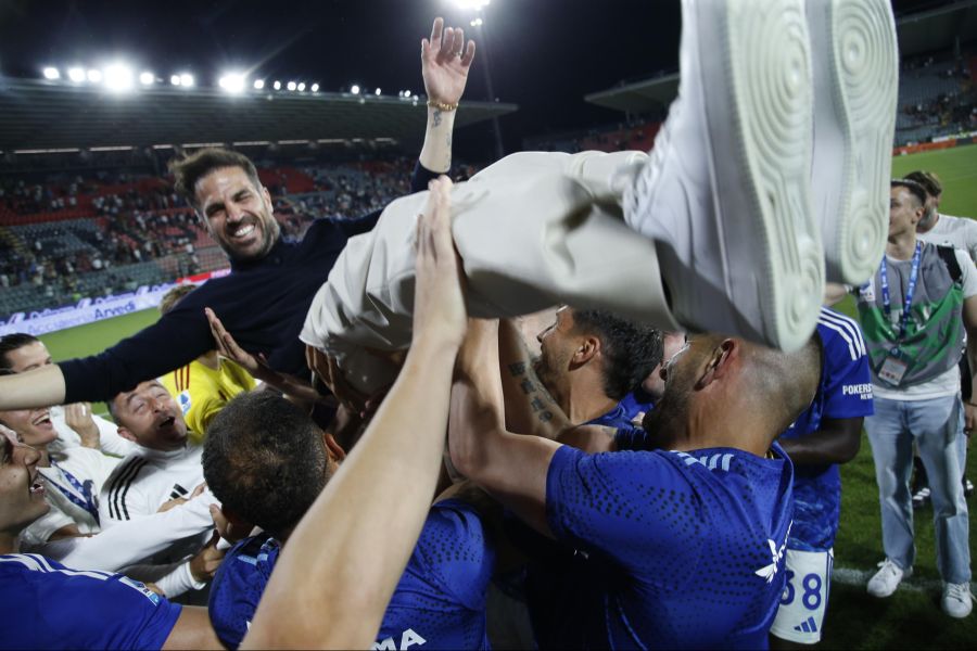 Trainer Cesc Fabregas wird gefeiert