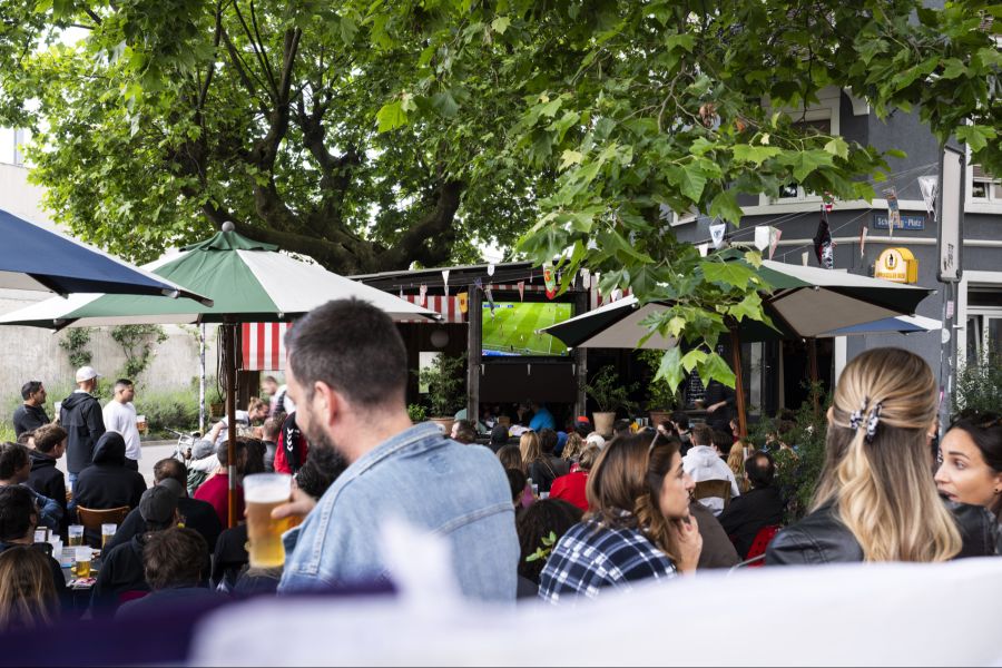Gartenwirtschaften und Bouleverd-Cafés dürfen unter der Woche und am Sonntag nur Live-Übertragungen zeigen, die spätestens um 21 Uhr starten.