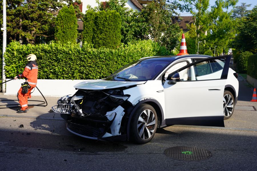 Gemäss ersten Erkenntnissen fuhr ein schwarzer BMW in Richtung See, wo es dann bei einer Einmündung zu einer Kollision mit einem weissen VW kam.