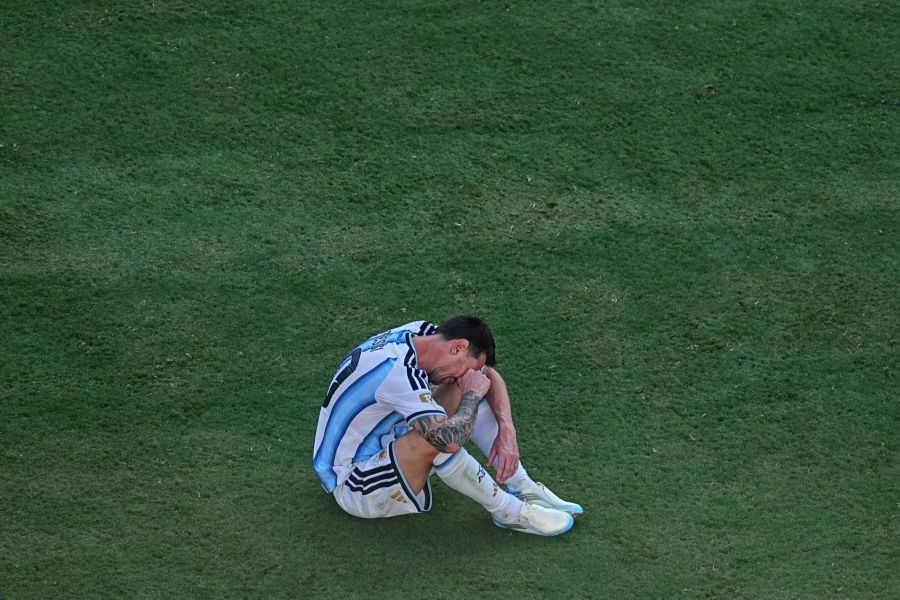 Allein mit seiner Enttäuschung: Messi sitzt nach der Final-Niederlage auf dem Rasen und vergräbt das Gesicht in den Händen.