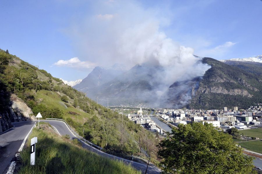 Die Waldbrandgefahr in der Schweiz ist in vielen Regionen gross oder sehr gross. Hier ein Bild vom Waldbrand in Visp 2011.