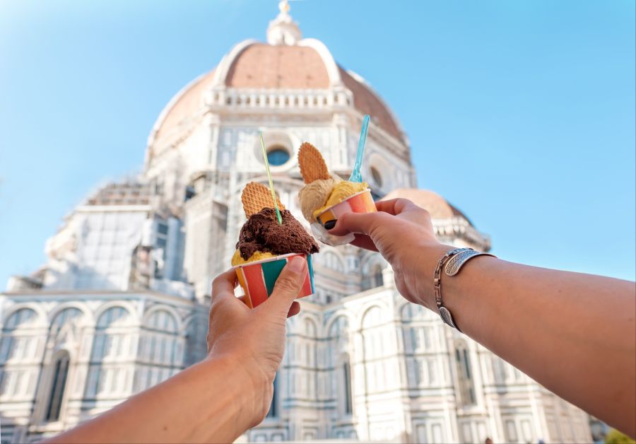 Ein Gelato vor der berühmten Domkuppel in Florenz - ein unvergesslicher Sommermoment.