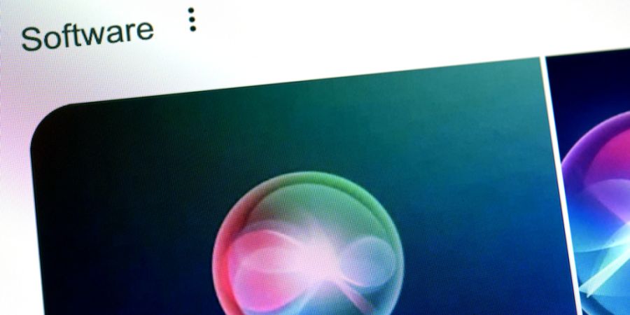 Apple hat entschieden, wegen der Forderung der EU-Kommission nach einer vollständigen Öffnung der iPhones und iPads für KI-Assistenten anderer Anbieter Siri AI in der Europäischen U...