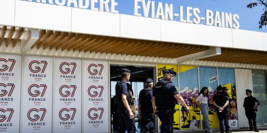 Im Kanton Solothurn werden vier kleinere Polizeiposten vorübergehend geschlossen. Der Grund: Solothurner Polizistinnen und Polizisten beteiligen sich an den Sicherheitsmassnahmen für ...
