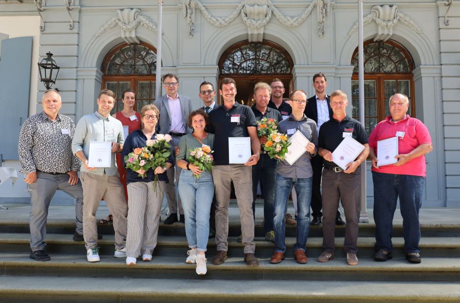Jury und Ausgezeichnete. Fünfter von links: Regierungsrat Kaspar Sutter (SP)