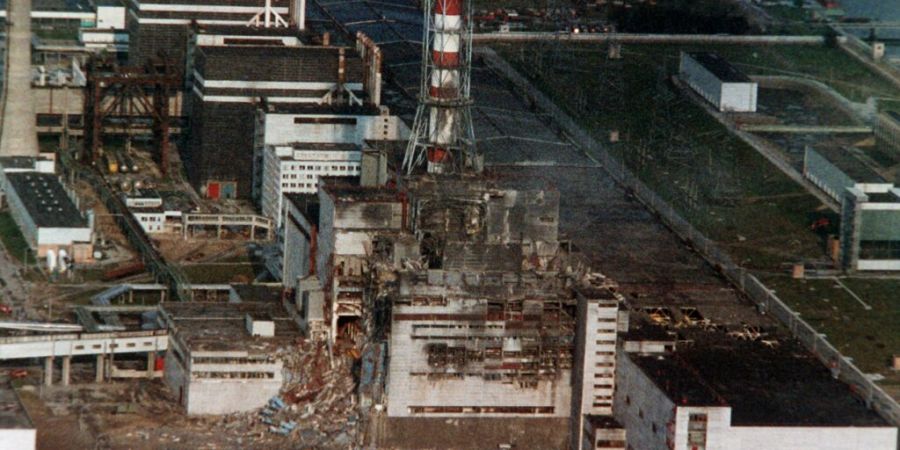 ARCHIV - Eine schwere Explosion hat am 26.04.1986 den Reaktorblock II des Kernkraftwerks in der Ukraine zerstört. Foto: dpa