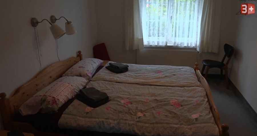 Da staunen Susanne und Brigitte nicht schlecht: Hier sollen sie die erste Nacht verbringen – zusammen.