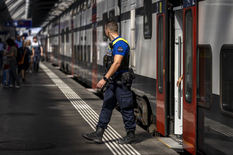 Er musste auf einen Zug warten und dachte, es trage zur Deeskalation bei, wenn andere Personen nahe seien. (Symbolbild)