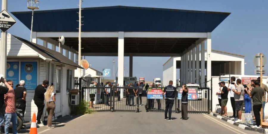 Menschen versammeln sich vor dem Hafen von Kyrenia im türkisch besetzten Norden Zyperns, nachdem eine Fähre vor der Nordküste der Insel gekentert war. Foto: Uncredited/AP/dpa