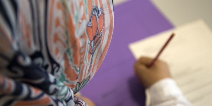 Mitte-Kantonsratsmitglieder stellen der Regierung Fragen unter anderem zum Tragen von Kopftuch an Schulen. (Symbolbild)
