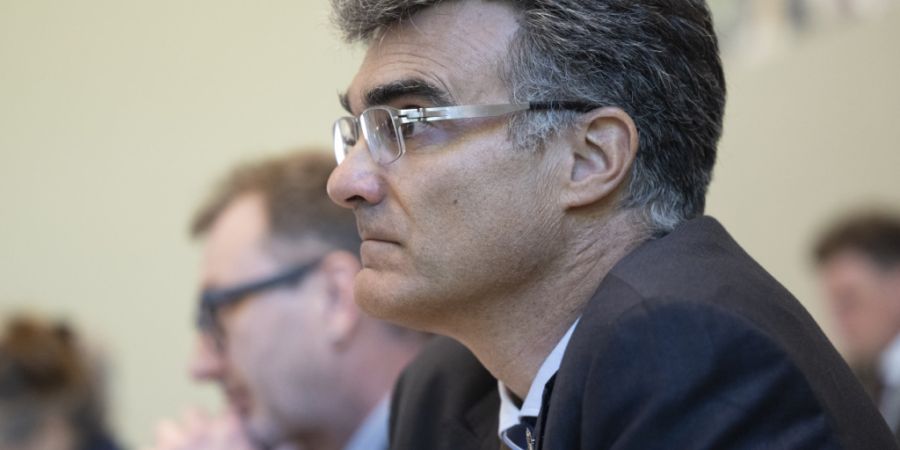 Regierungsrat Marcus Caduff stellt fest, dass das neue Angebot der 24-Stunden-Opferhilfenummer 142 in Graubünden auch ausserhalb der Bürozeiten immer wieder genutzt wird.