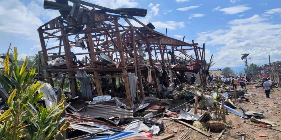 Retter und Anwohner führen nach der Explosion im Dorf Kaungtup in der Gemeinde Namhkam Suchaktionen durch. Foto: -/Palaung Land/AP/dpa - ACHTUNG: Nur zur redaktionellen Verwendung und ...