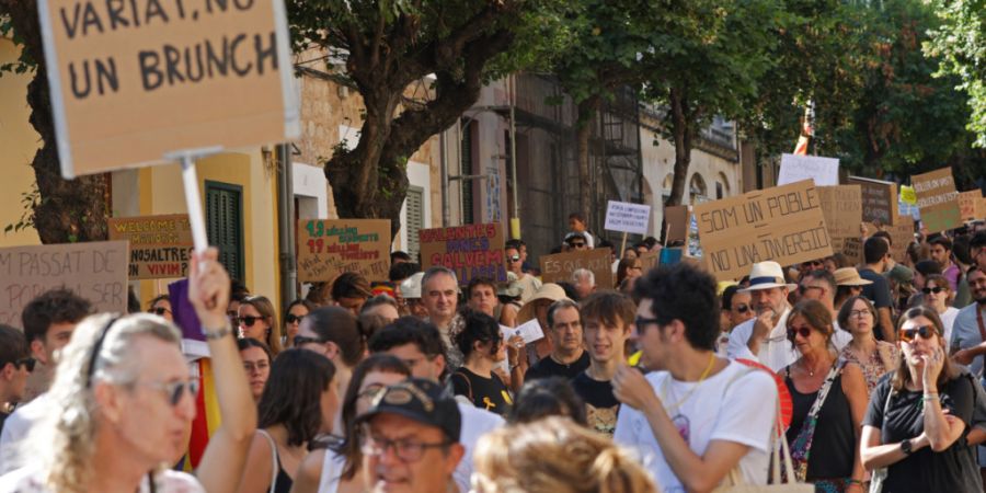 Demonstranten nehmen an an einem Protest gegen die Auswirkungen des Massentourismus auf Mallorca teil. Foto: Tomàs Moyà/EUROPA PRESS/dpa