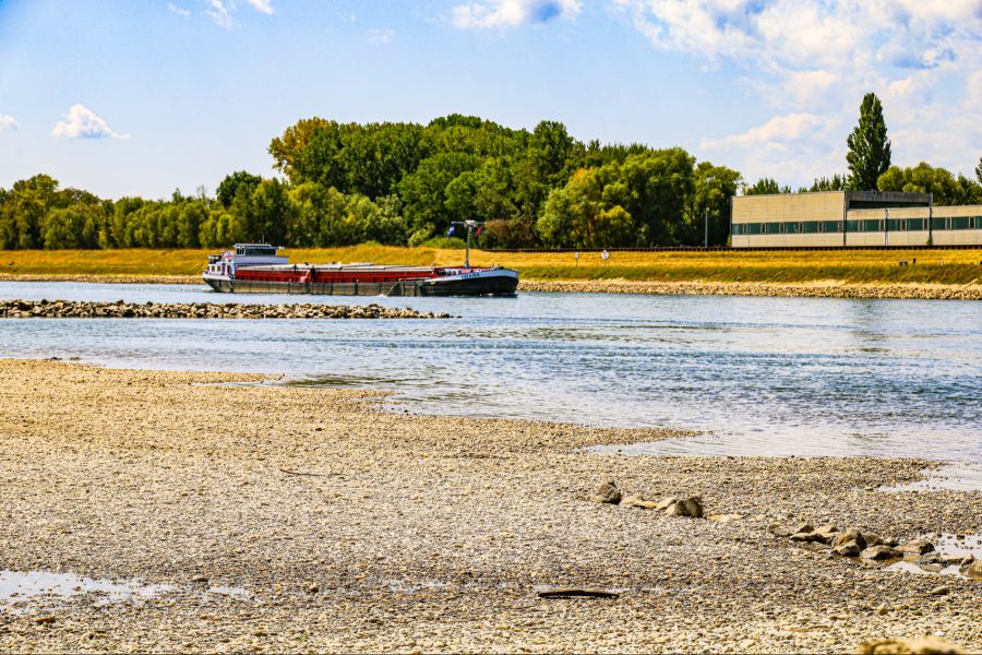 Die gewerbliche Schifffahrt wird bei derart niedrigen Wasserständen in der Region keinen Gütertransport mehr durchführen können.