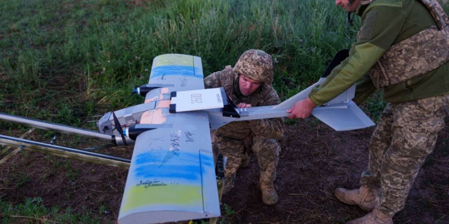 ARCHIV - Ukrainische Soldaten der K-2-Brigade der Streitkräfte für unbemannte Systeme bereiten eine Mittelstrecken-Drohne an der Startposition vor, bevor sie zu den russischen Stellun...