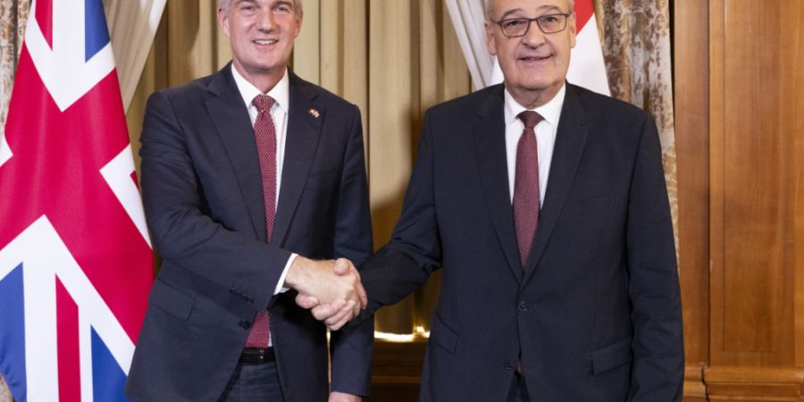 Der britische Wirtschaftsminister Peter Kyle (links) und Bundespräsident Guy Parmelin haben am Montag ein modernisiertes Freihandelsabkommen bekanntgegeben.