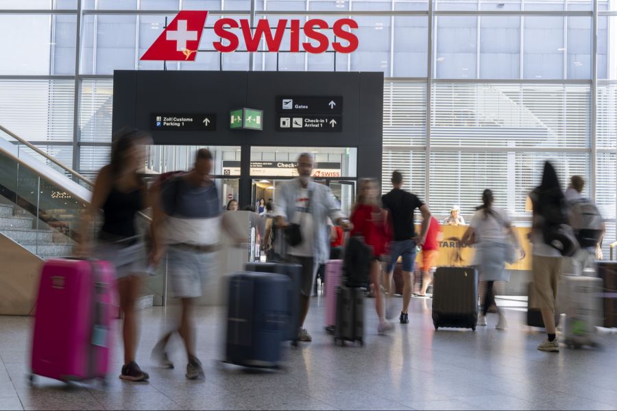 Die Passagierzahlen im Schweizer Luftverkehr übersteigen erstmals das Vor-Corona-Niveau.